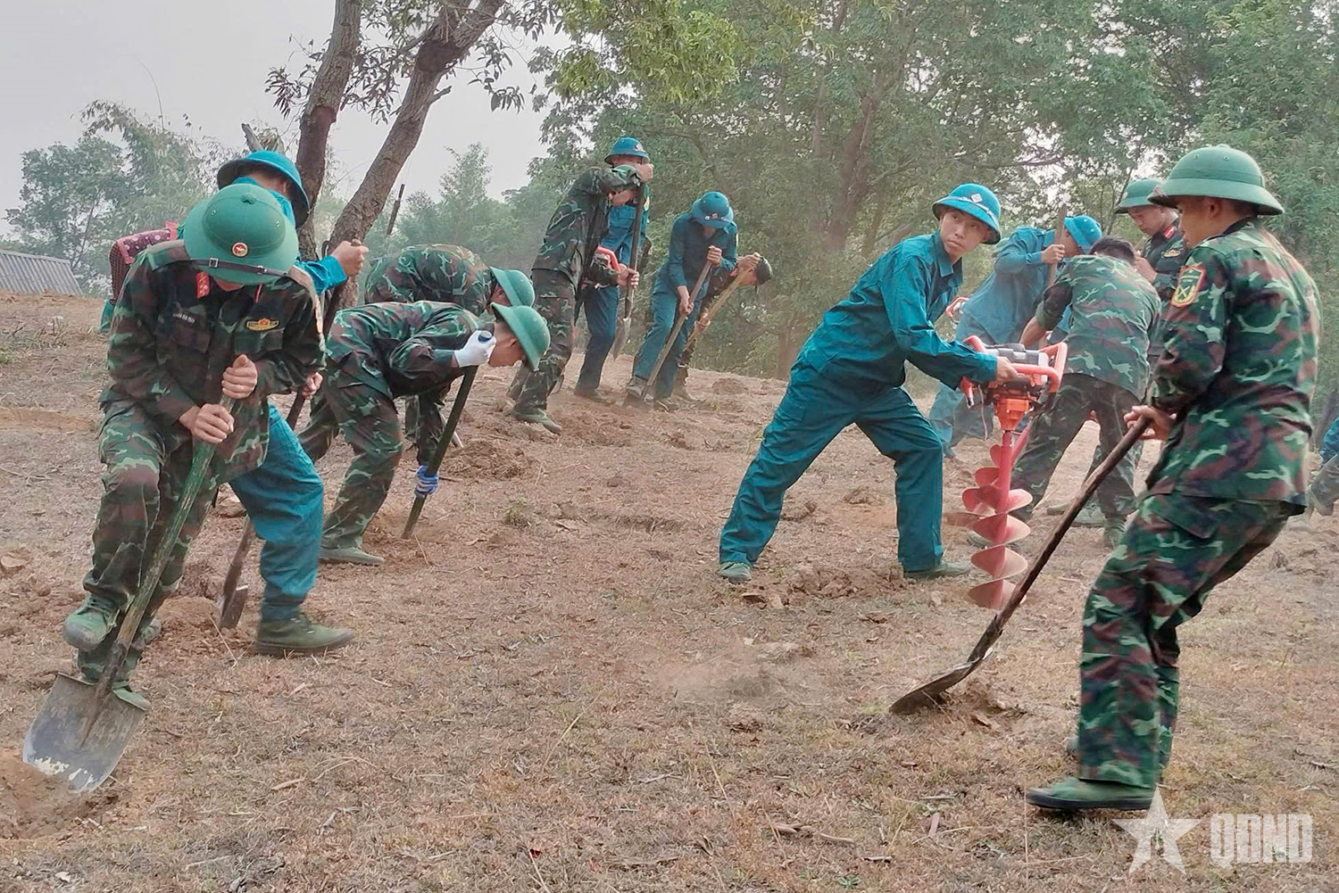 Sư đoàn 355 giúp dân xây dựng sinh kế ở vùng biên